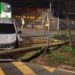 Carro bate em árvore e causa interdição em avenida de Campinas